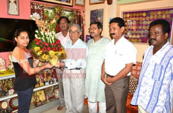 Golden Girl Dipa Karmakar felicitated by MP Shankar Prasad Datta and Mayor Prafullajit Sinha Golden Girl Dipa Karmakar felicitated by MP Shankar Prasad Datta and Mayor Prafullajit Sinha